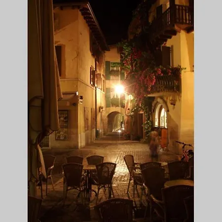 Elegante Appartamento In Centro Torri Del Benaco Buitenkant foto