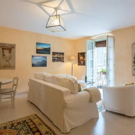 Elegante Appartamento In Centro Torri Del Benaco Buitenkant foto