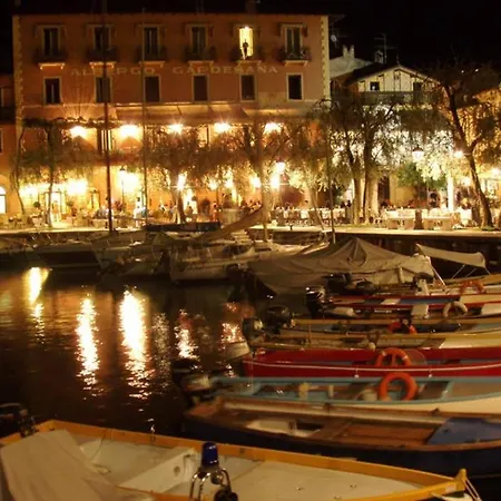 Elegante Appartamento In Centro Torri Del Benaco Buitenkant foto