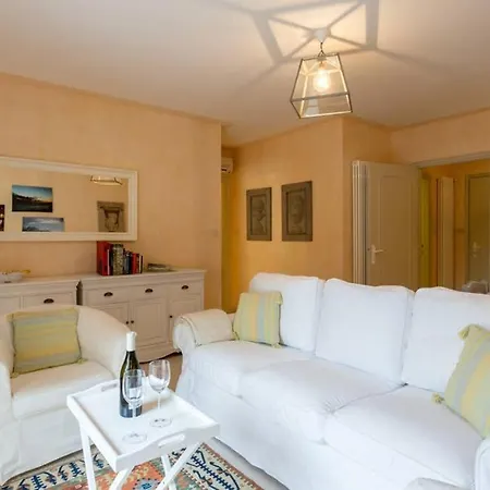 Elegante Appartamento In Centro Torri Del Benaco Buitenkant foto